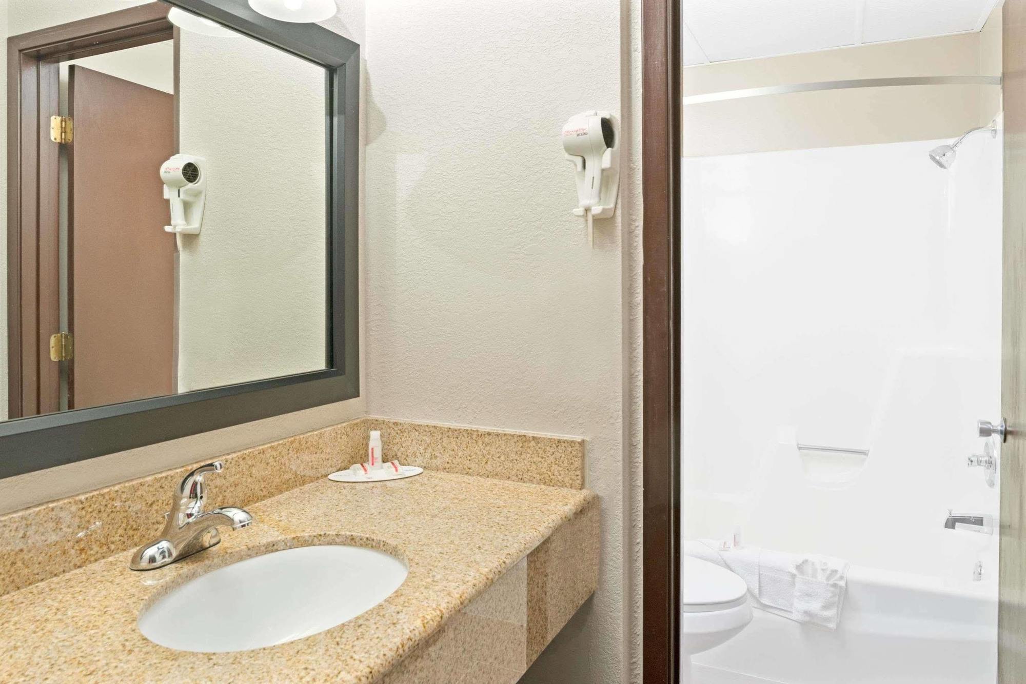 Super 8 By Wyndham Walnut Hotel Екстериор снимка